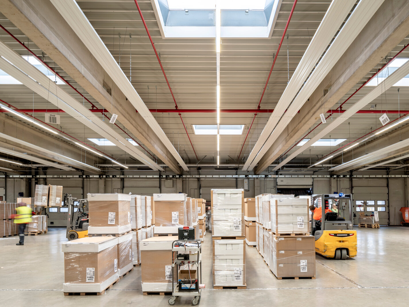 lagerhalle ikea mit zehnder rhc produkten kartons