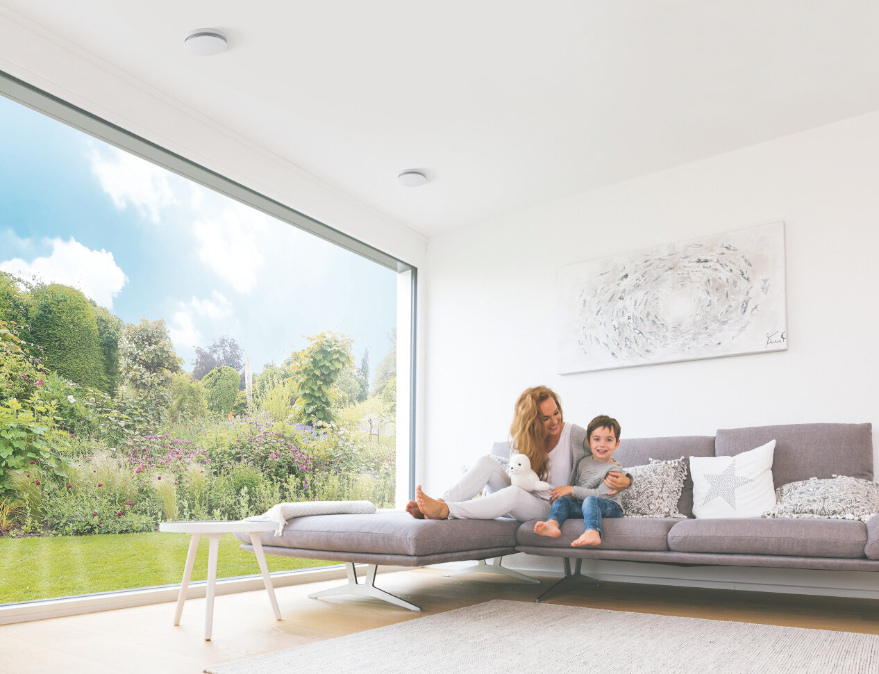 Zehnder_CSY_ComfoValveLunaS-living-woman-child-couch-new-garden_Original_77819