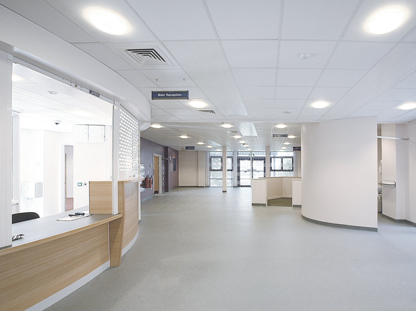 buero rezeption, geraeumig hell 