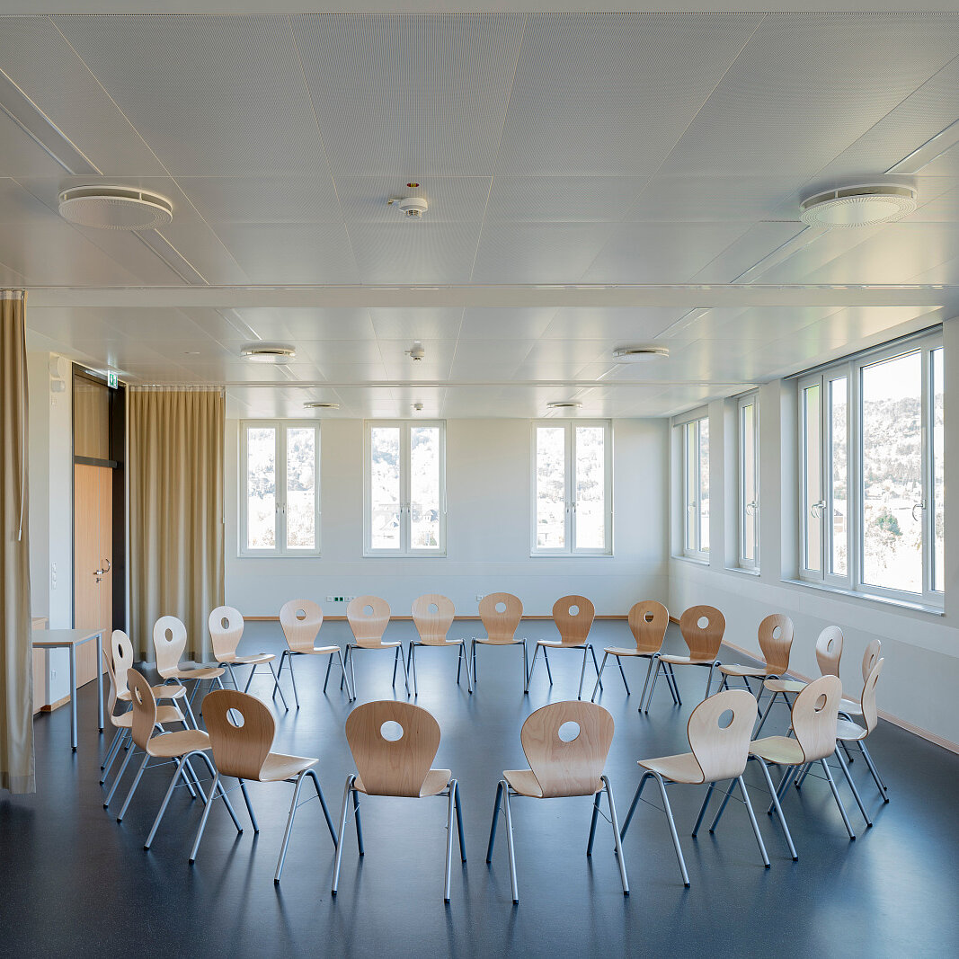 Closed ceilings, Hook-on-system, Metal ceiling, School, cooling ceiling