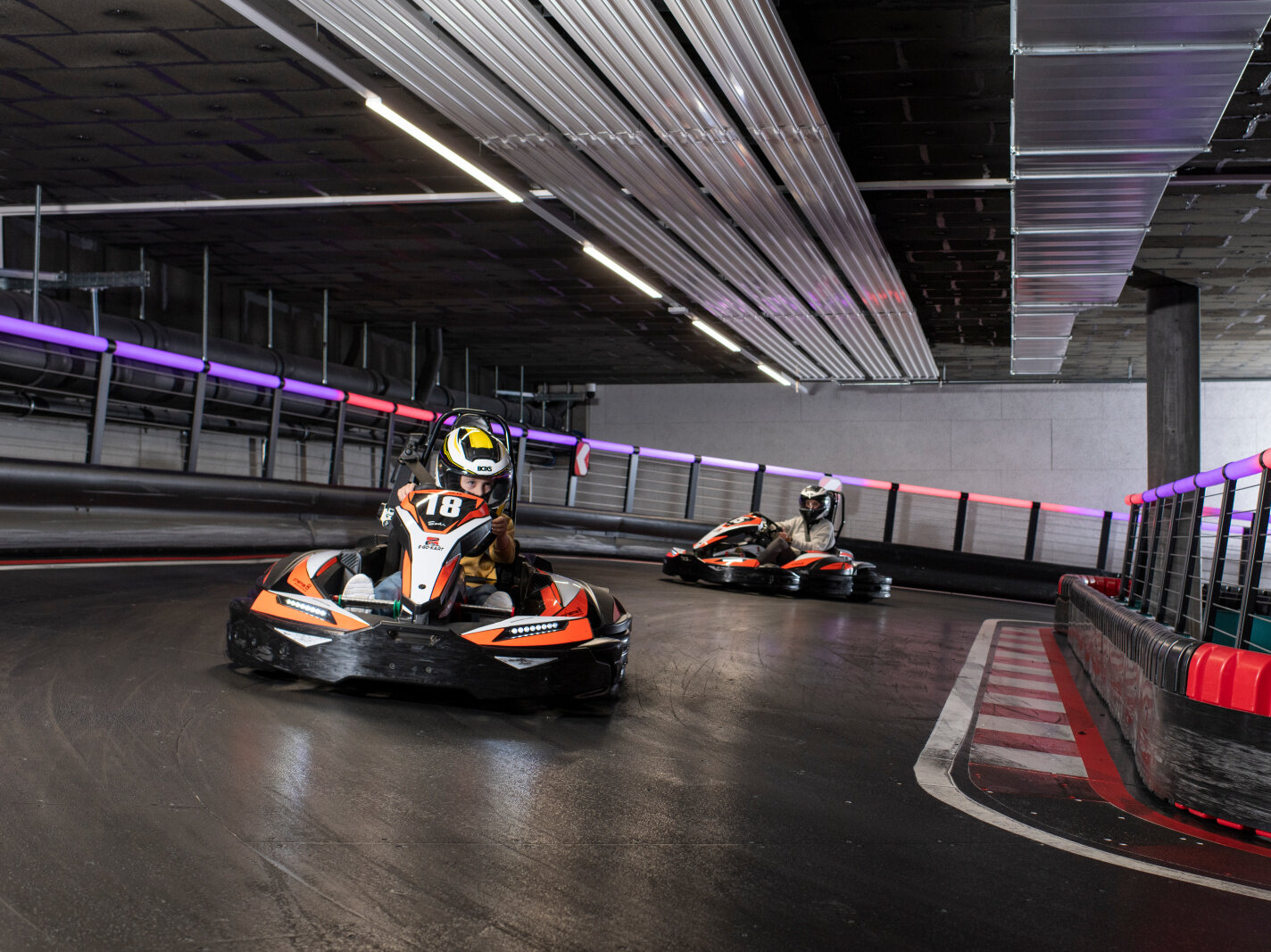 Piste de karting avec deux pilotes de karting