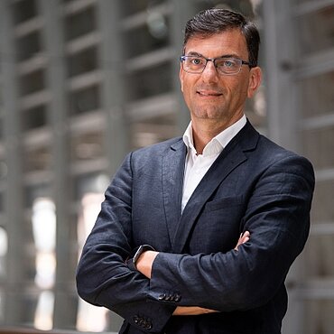 Zehnder Director Product Management Radiators Mann im Anzug t Giovanni Suma, Director Product Management Radiators