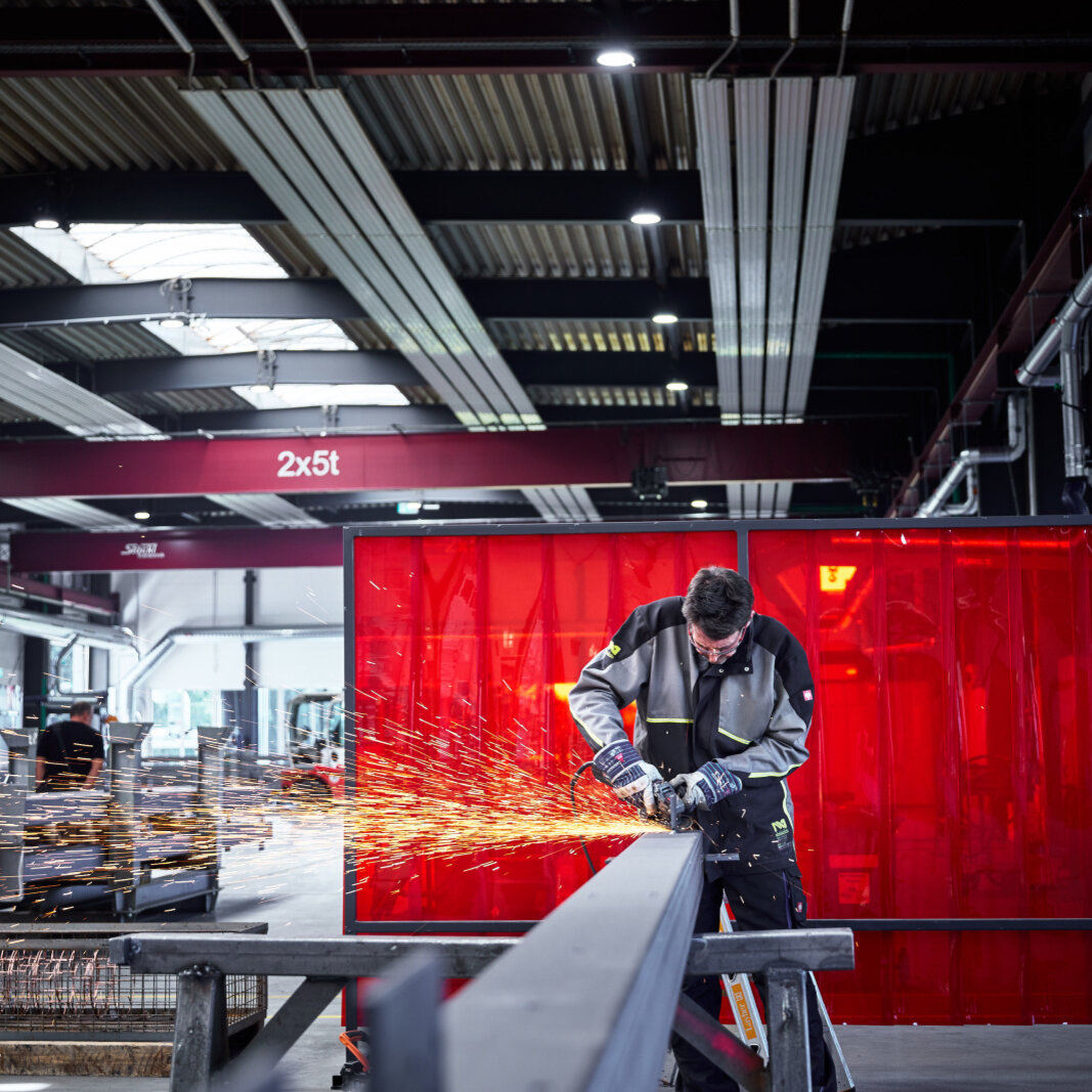 Ceiling heating in an industrial hall with a worker