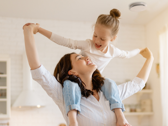 Comfo Valve Luna, mother with daughter on her shoulders, kitchen, laughing, happy, base Image AdobeStock_451026481,