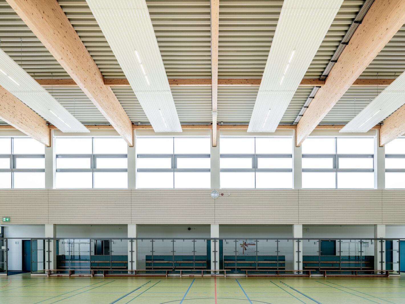 turnhalle mit zehnder deckenstrahlplatten