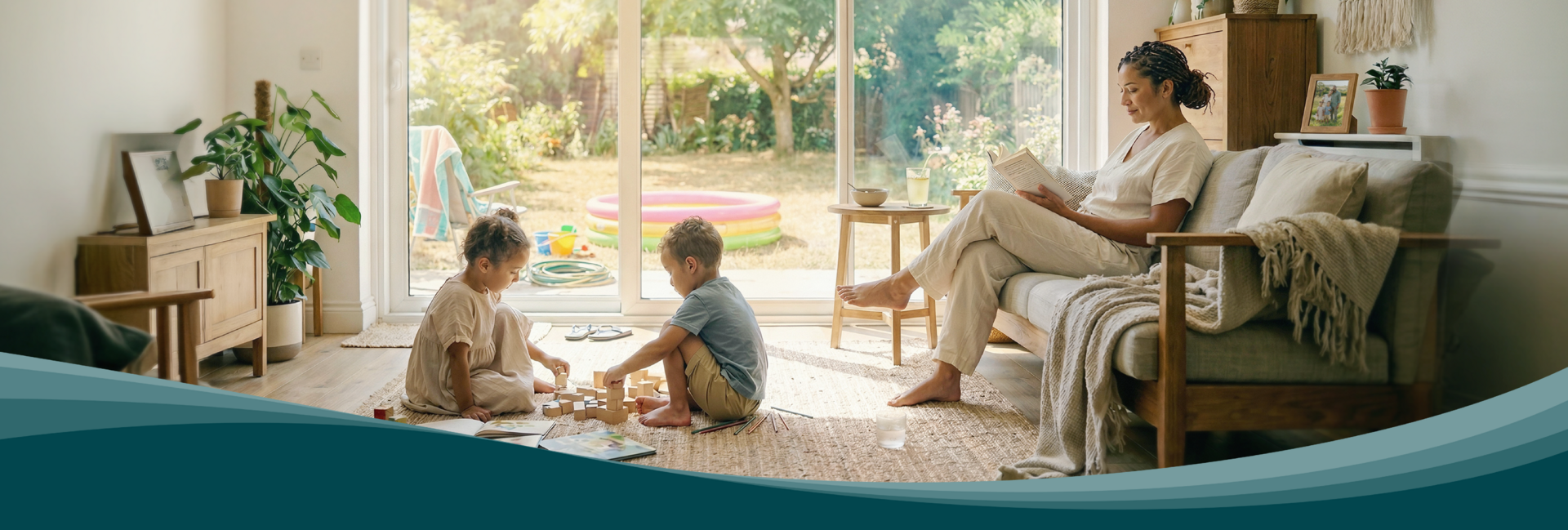 Living room with large windows facing the garden. Children play on a rug while a person reads on the sofa. Zehnder residential ventilation ensures air exchange.