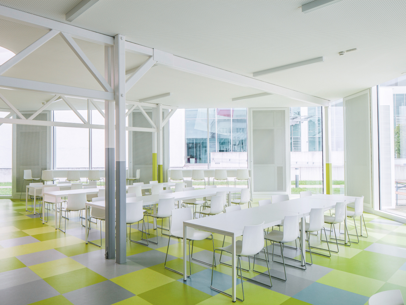 mensa offenburg viele tsiche mit stuehlen geschlossene deckenstrahlplatten