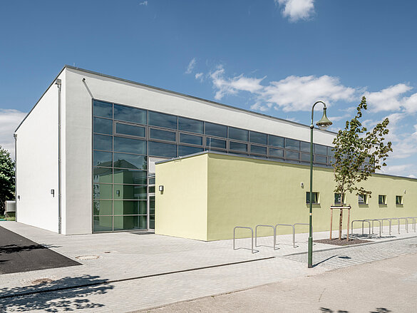 Belgershain, Turnhalle, Halle, Referenz, reference, Sporthalle,  LED, beleuchtung, lighting, ZFP LED, ZFP, ceiling panels, deckenstrahlplatten