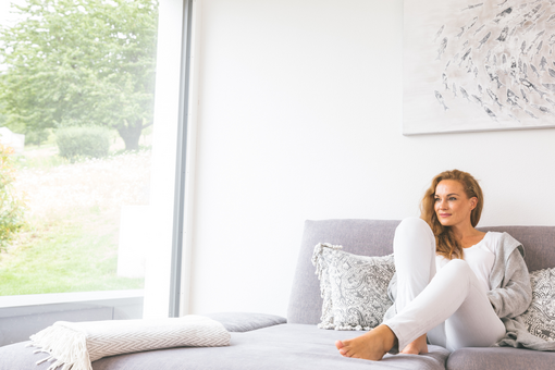 Zehnder_CSY_Finest-indoor-air-comfort-woman-couch-frontal