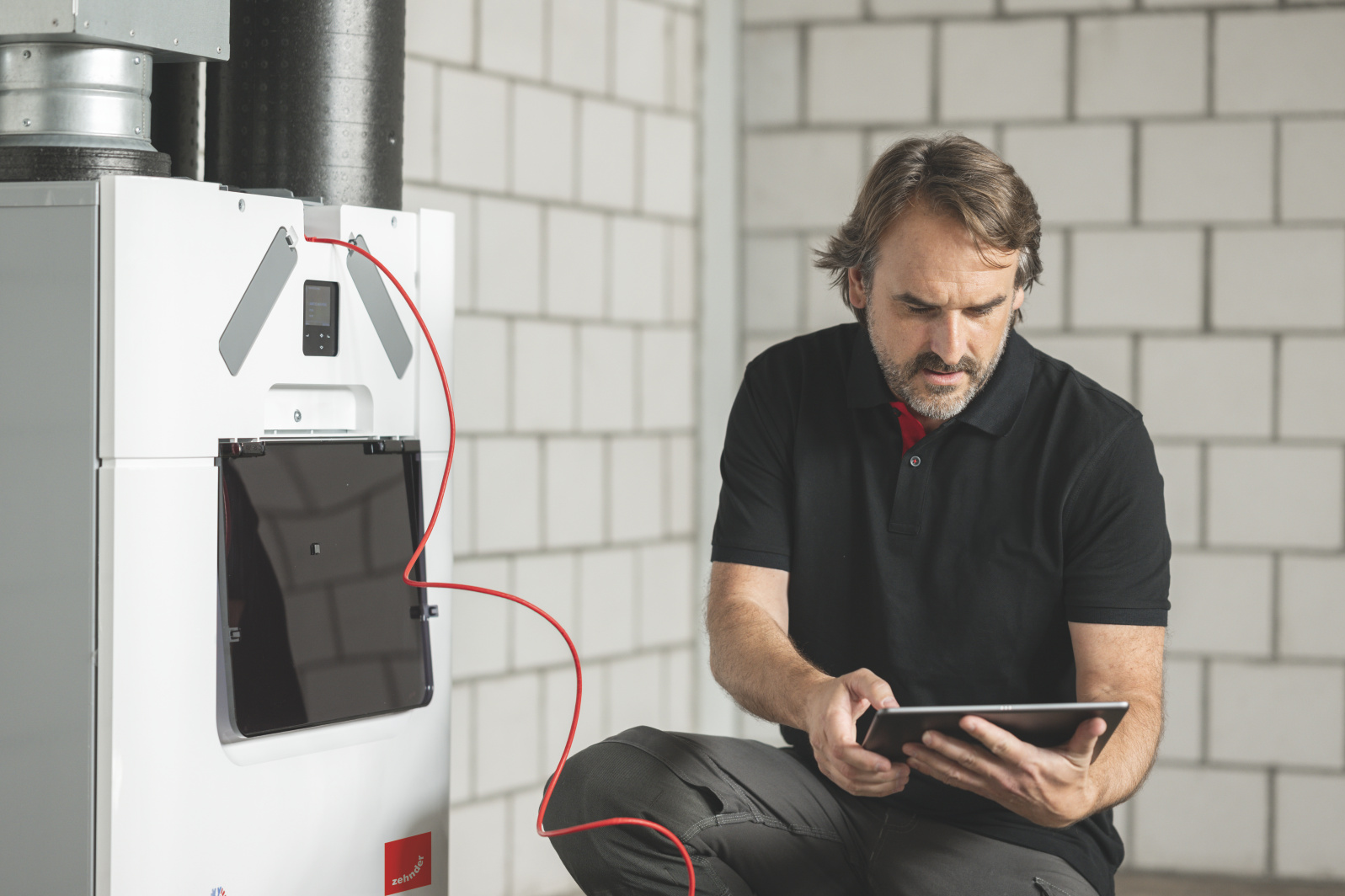 Zehnder_Instalershooting_CAQ_0552_retouching CA Q, comfo Air Q, Installer, Shooting, people, basement, technical room,