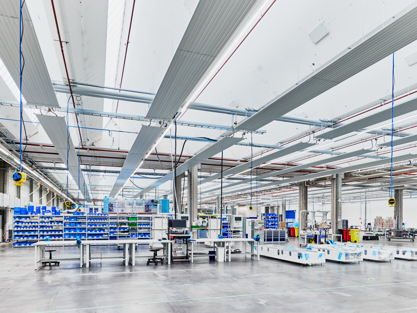 Hall de production avec des panneaux rayonnants qui chauffent et refroidissent depuis le plafond